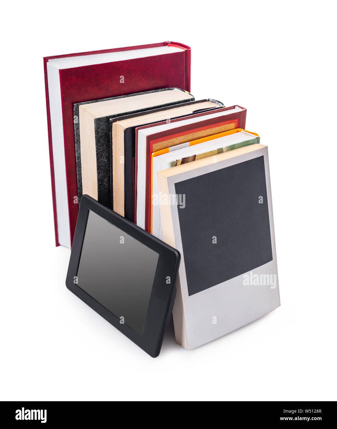 Elektronische und Bücher aus Papier auf weißem Hintergrund isoliert Stockfoto