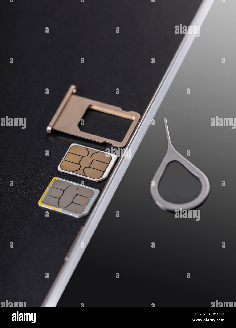 Mobiltelefon mit der SIM-Karte auf einem schwarzen Hintergrund Stockfoto