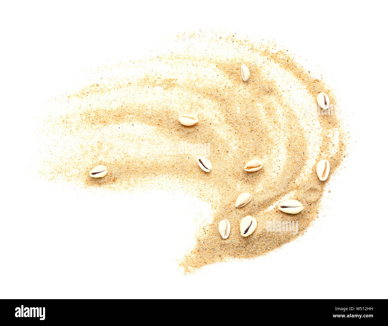 Schöne Muscheln und Sand auf weißem Hintergrund Stockfoto