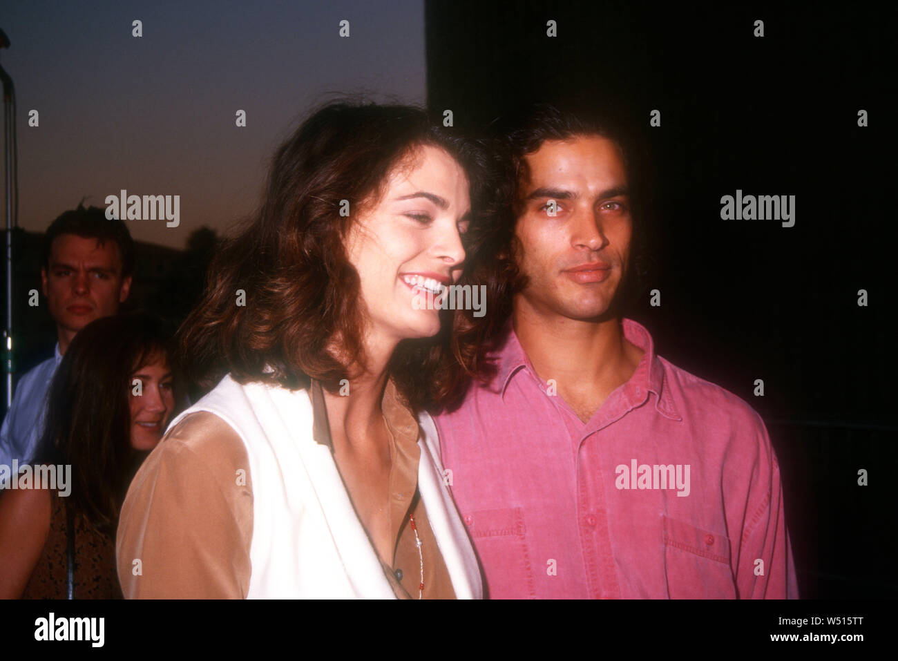 Westwood, Kalifornien, USA 9. Oktober 1994 Schauspielerin Stephanie Romanov und Schauspieler Johnathon Schaech besuchen Columbia Pictures'' Der Weg zu Wellville" Premiere, die am 9. Oktober 1994 bei Avco Center Kinos in Westwood, Kalifornien, USA. Foto von Barry King/Alamy Stock Foto Stockfoto