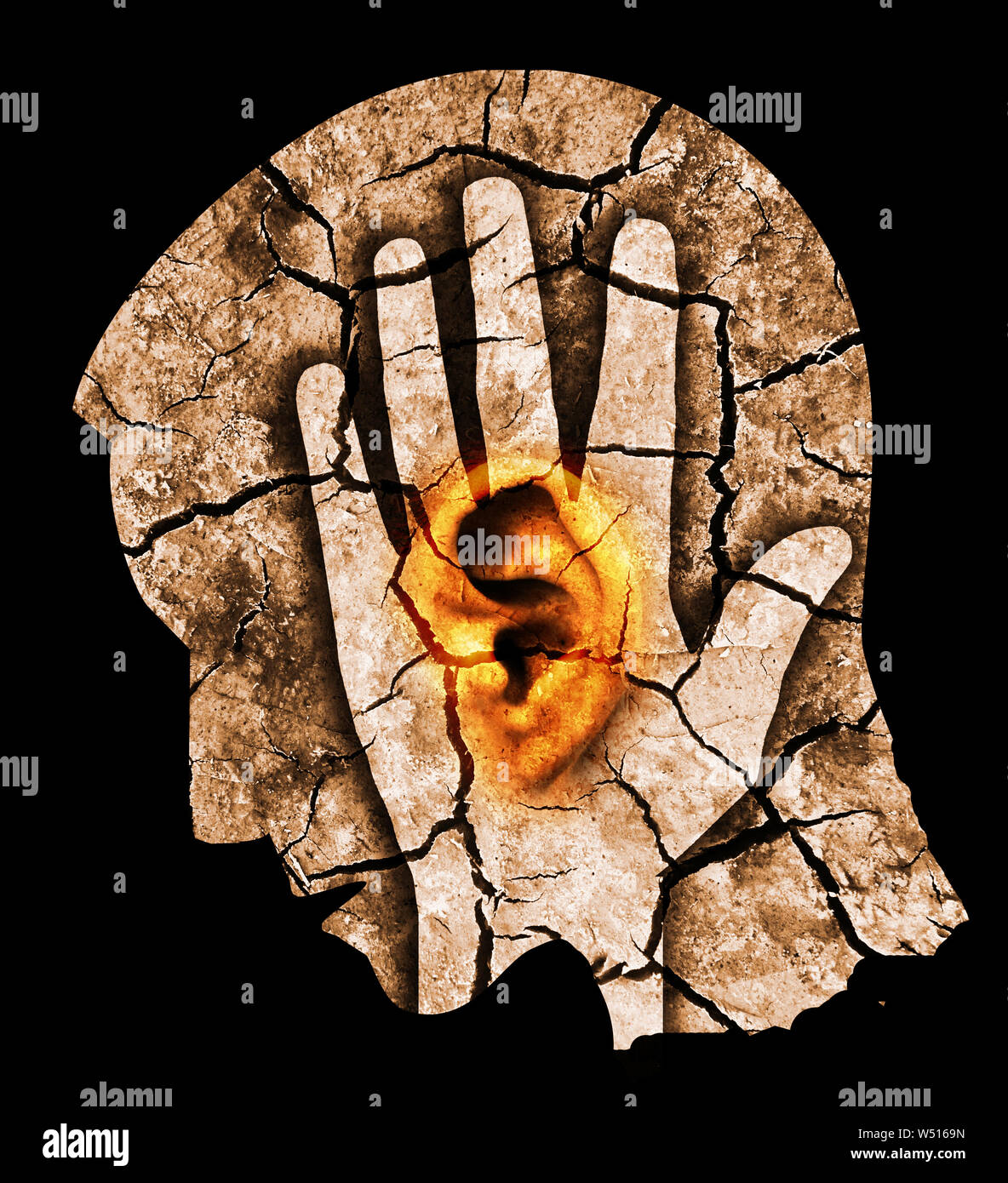 Mann mit großen roten Risse im Ohr und Kopf, Symbol für Tinnitus und Ohr Probleme männlicher Kopf stilisierte Profil. Fotomontage mit trockene Rissige Erde. Stockfoto