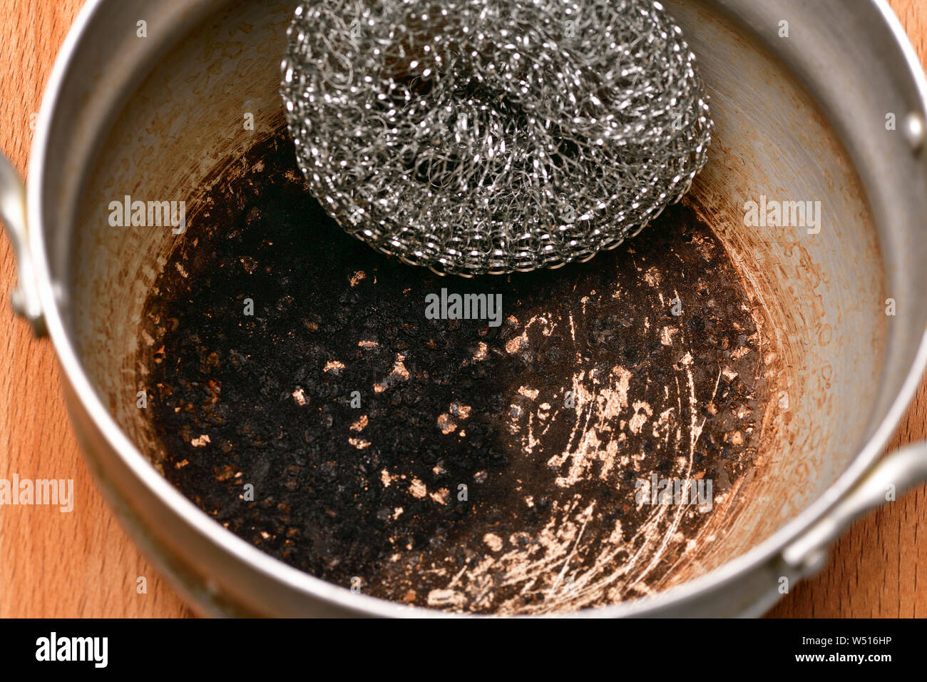 Gebürstetes Metall liegt in einem Ausgebrannten ruiniert die Pfanne. Horizontale Fotografie Stockfoto