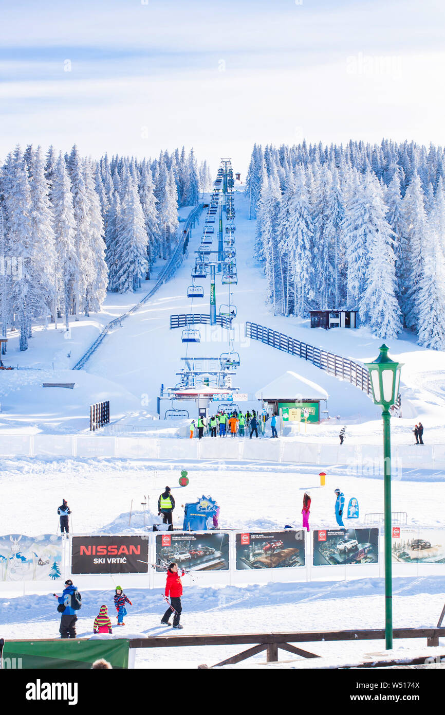 Kopaonik, Serbien - Januar 19, 2016: Panorama der Skistation Kopaonik, Serbien, Skipiste, Menschen, Skilift, Berge, Winter Stockfoto