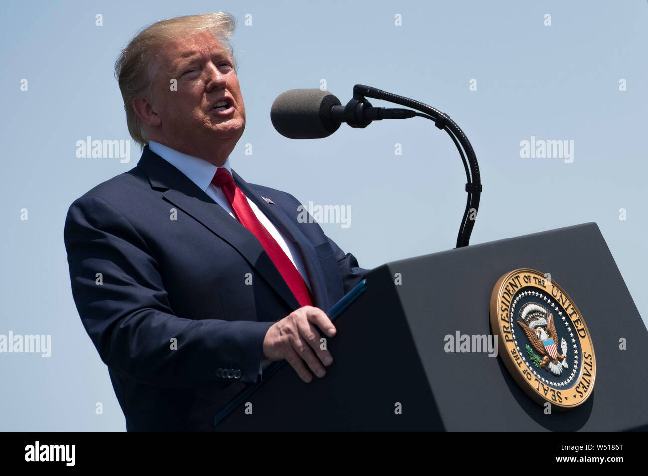 Us-Präsident Donald J. Trumpf spricht während einer vollen Ehren Zeremonie für Verteidigungsminister Dr. Mark T. Esper, im Pentagon, Washington, D.C., 25. Juli 2019 Willkommen. (DoD Foto von Lisa Ferdinando) Stockfoto