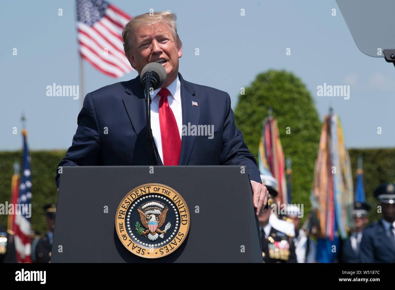 Us-Präsident Donald J. Trumpf spricht während einer vollen Ehren Zeremonie für Verteidigungsminister Dr. Mark T. Esper, im Pentagon, Washington, D.C., 25. Juli 2019 Willkommen. (DoD Foto von Lisa Ferdinando) Stockfoto