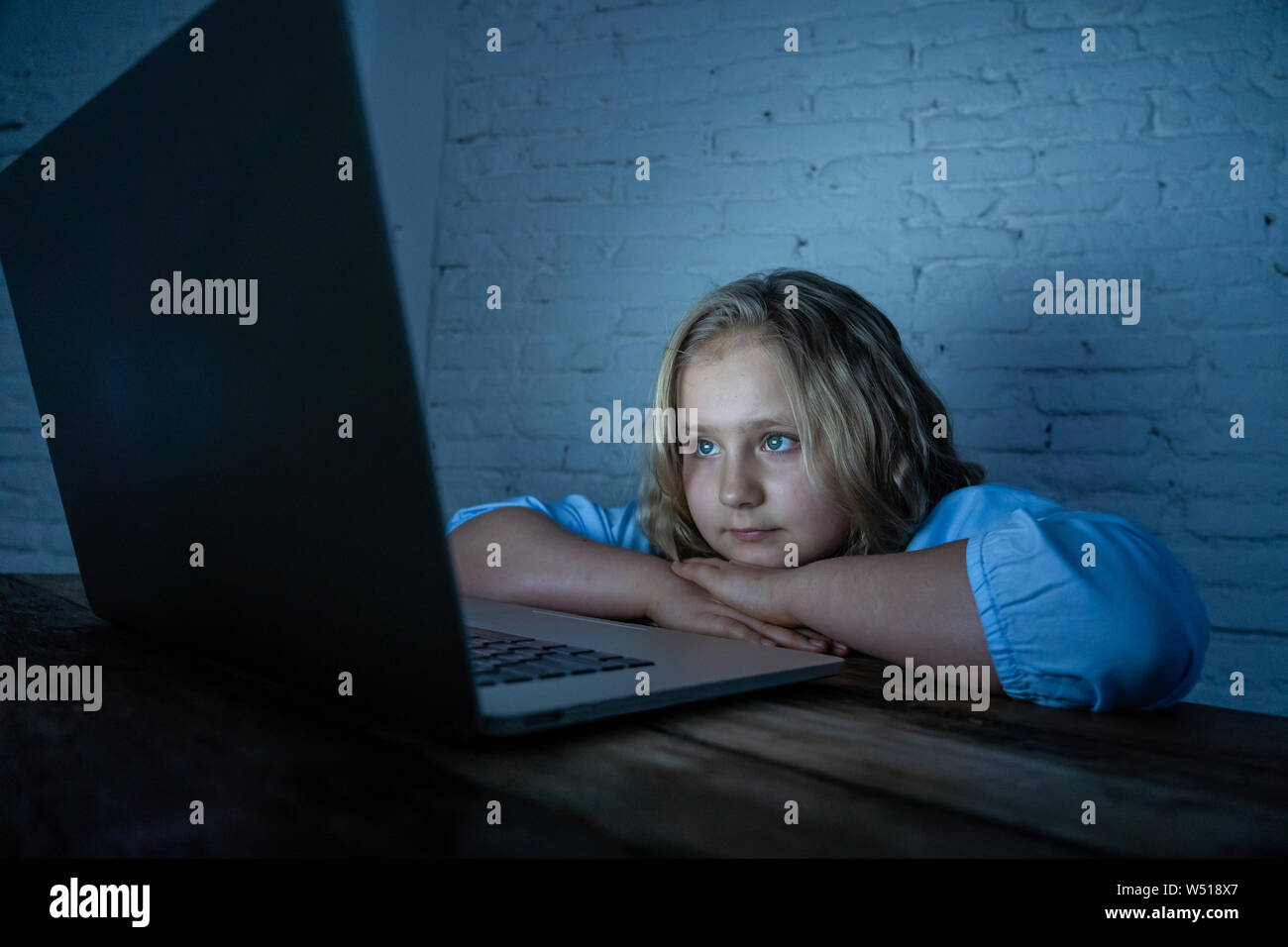 Erschrocken Trauriges Mädchen gemobbt auf Linie mit Laptop leiden Cyber Mobbing Mobbing Verzweiflung und eingeschüchtert. Kind Opfer von Mobbing Stalker so Stockfoto