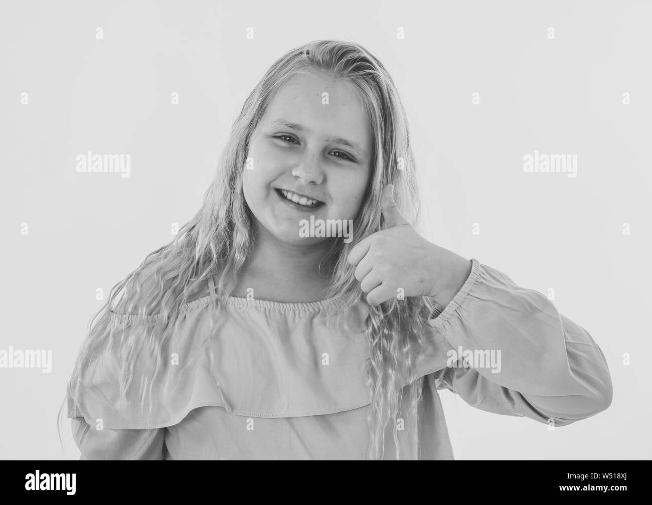 Porträt der jungen Schülerin Gefühl glücklich lächelnde und Daumen nach oben Geste. Auf neutralem Hintergrund isoliert. In der Erziehung Kinder, Menschliche expressi Stockfoto
