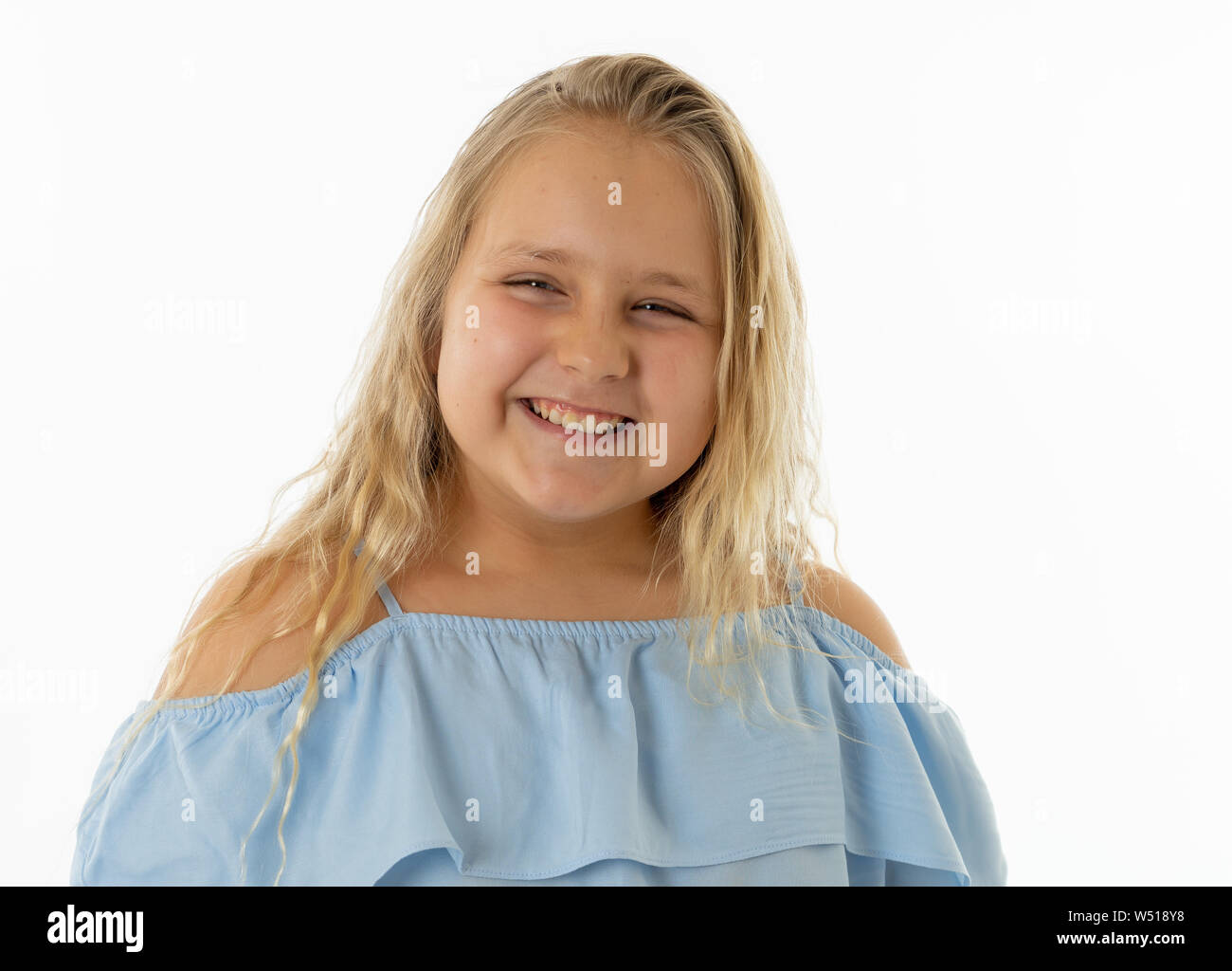 Close up Portrait. Cute glücklich, selbstbewusst, erfolgreich, Stolz, kleine Mädchen in die Kamera lächelt. Positive menschliche Gefühle und Mimik, Kabinett Stockfoto