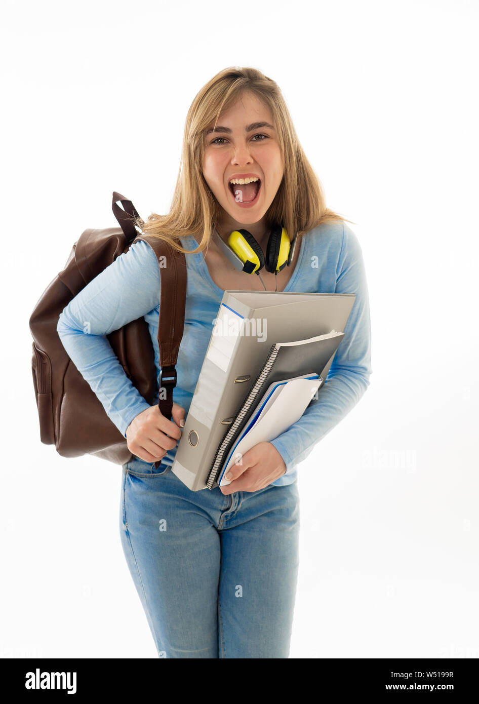 Schöne jugendlicher Mädchen oder Junge student Frau mit Rucksack und Ordner lächelnd Gefühl glücklich und freundlich. Auf weissem Hintergrund. Univ Stockfoto