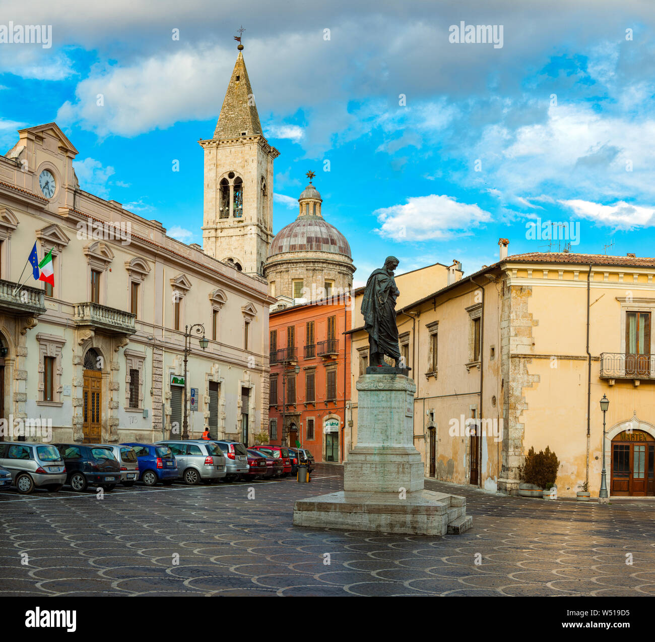 Piazza XX Settembre mit Dichter Ovid Statue, Sulmona Stockfoto