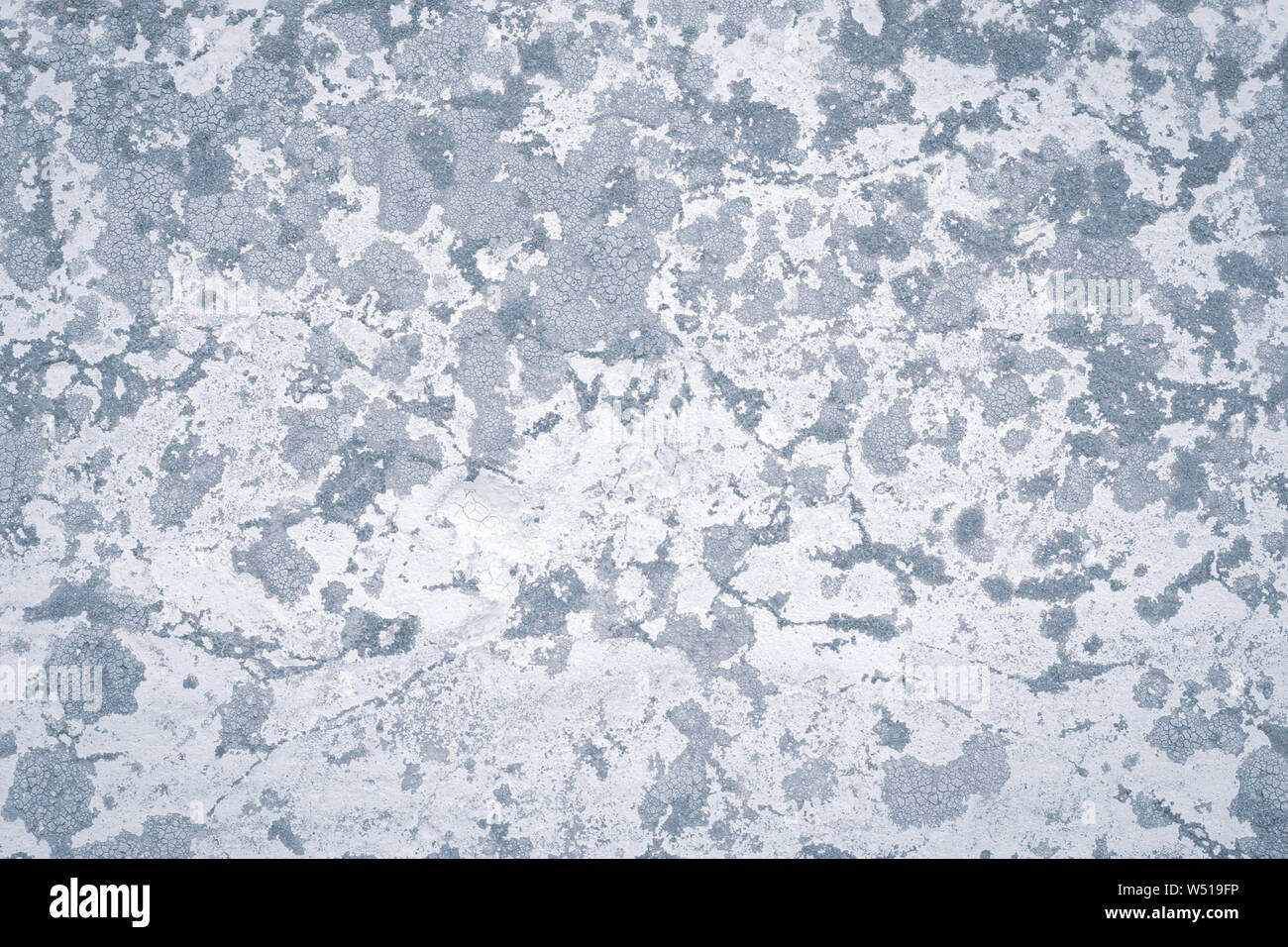 Gips, tünche Betonwand in abstrakten Stil. Grunge grauer Beton Hintergrund. Alt, dreckig Textur. Moderne Kunst. Zement crack Pattern. Hellgrau spo Stockfoto