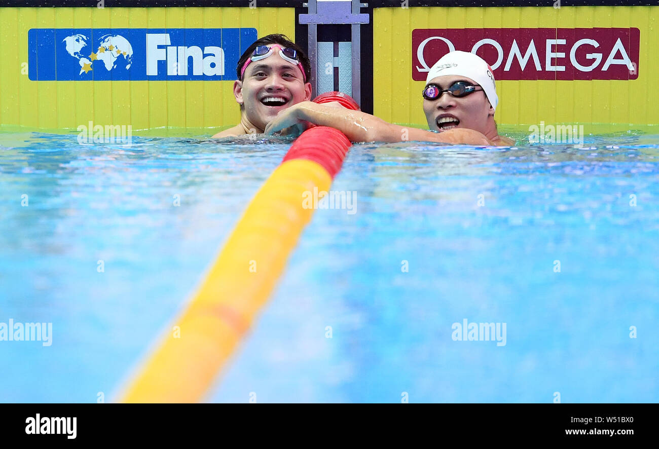 Gwangju, Südkorea. 26. Juli, 2019. Li Zhuhao (R) von China und Joseph Schulzeit von Singapur im Bildschirm nach den Herren 100 m Schmetterling vorläufig an der Gwangju 2019 FINA Weltmeisterschaft in Gwangju, Südkorea, 26. Juli 2019. Credit: Tao Xiyi/Xinhua/Alamy leben Nachrichten Stockfoto