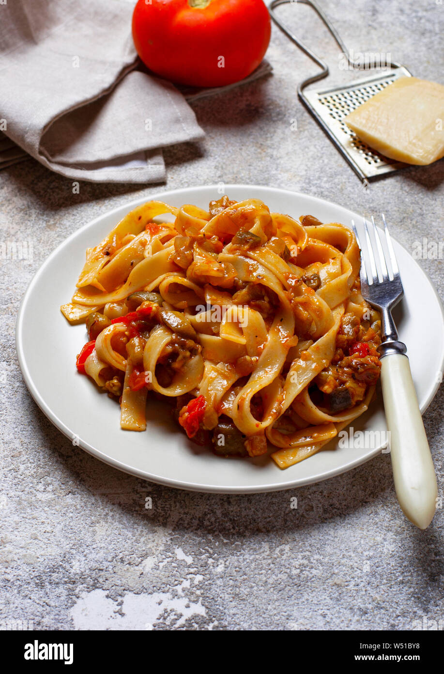 Pasta mit Auberginen und Tomaten/Paradeiser Stockfoto