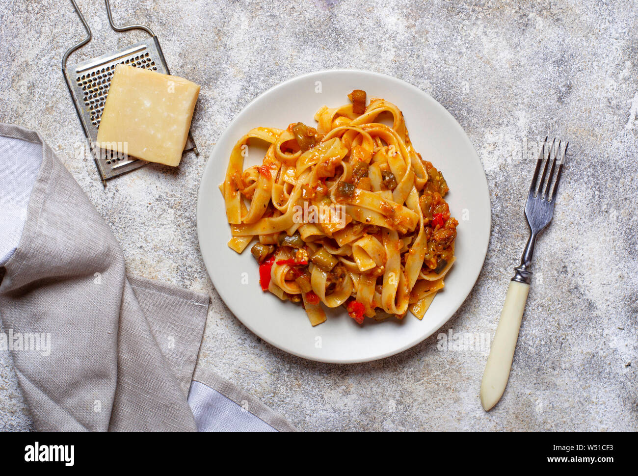 Pasta mit Auberginen und Tomaten/Paradeiser Stockfoto