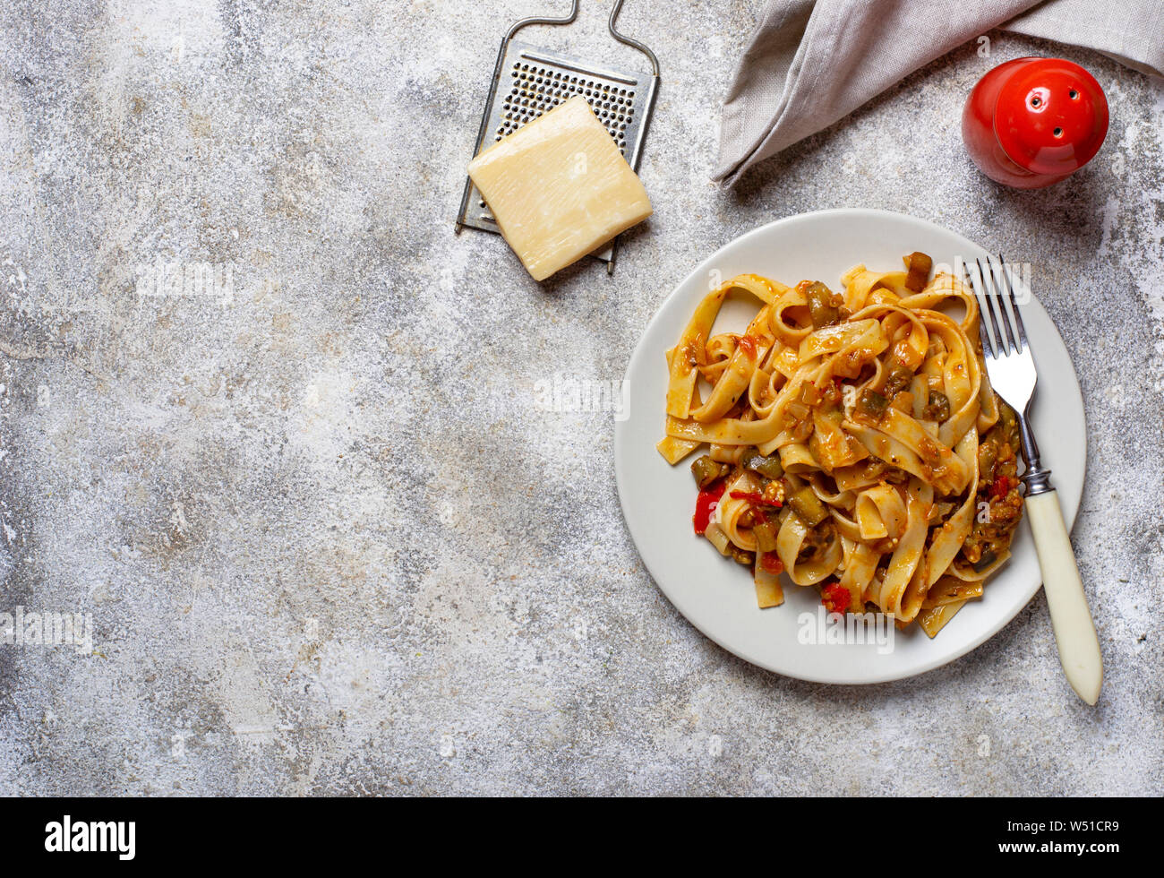 Pasta mit Auberginen und Tomaten/Paradeiser Stockfoto