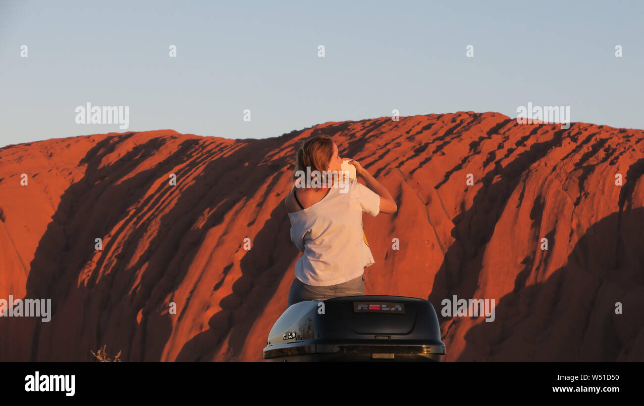 Tourismus am Uluru oder Ayers Rock in Australien, das riesige Sandstein Monolith, der Heiligen zu indigenen Australier ist. Stockfoto