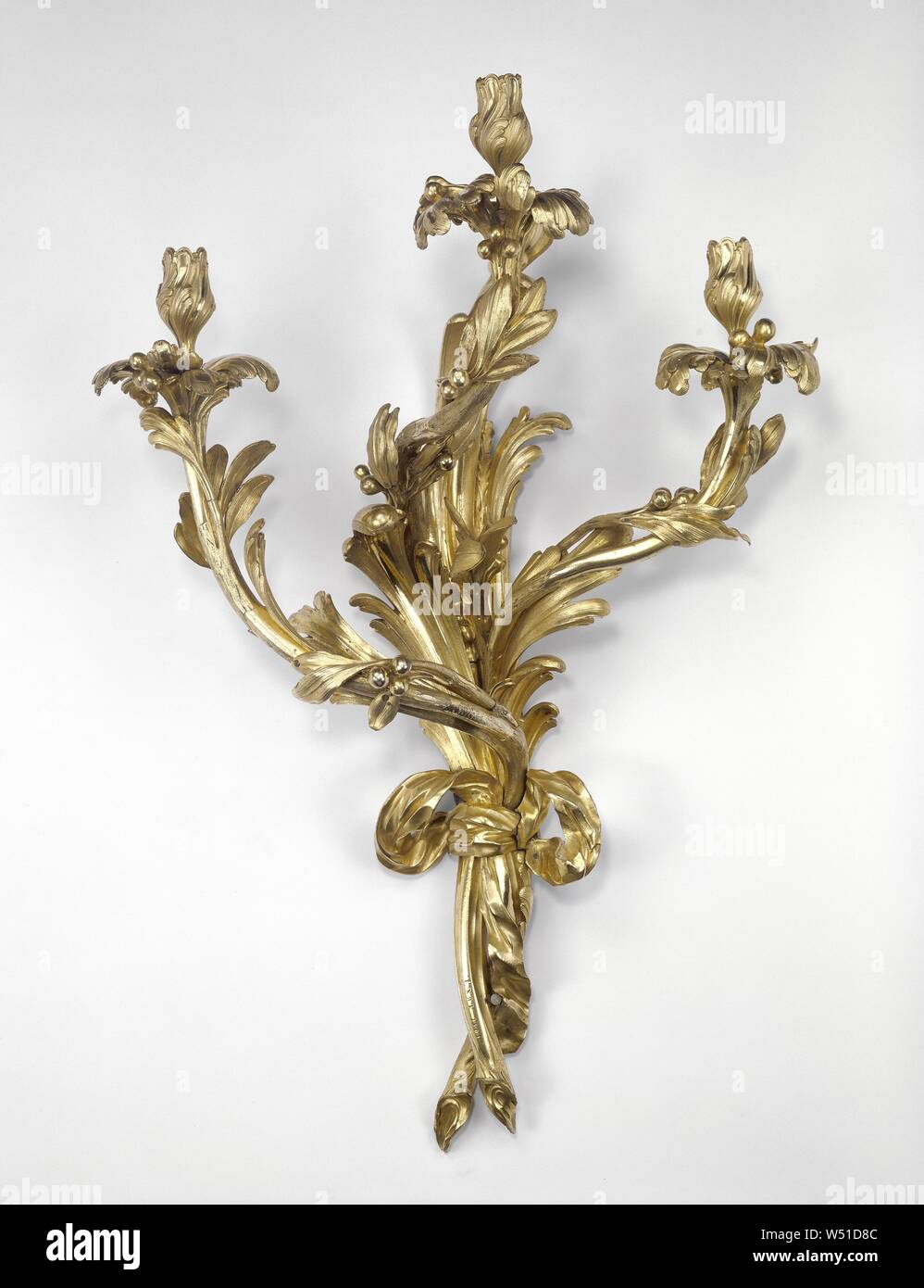 Vier Wandleuchten (zwei Paare), François-Thomas Germain (Französisch, 1726-1791), nach einem Design von Pierre Contant d'Ivry (Französisch, 1698 - 1777), Paris, Frankreich, 1756, vergoldeter Bronze Stockfoto