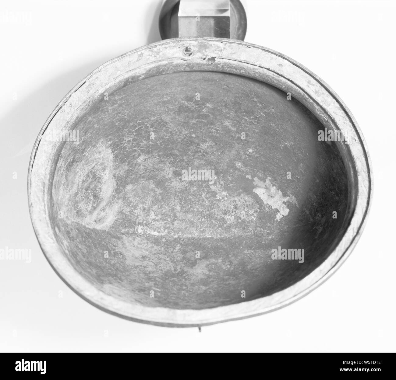 Helm, Unbekannt, Etrurien, Italien, 5.Jahrhundert v. Chr., Bronze, 21,5 x 24,6 cm (8 7/16 x 9 11/16 in Stockfoto