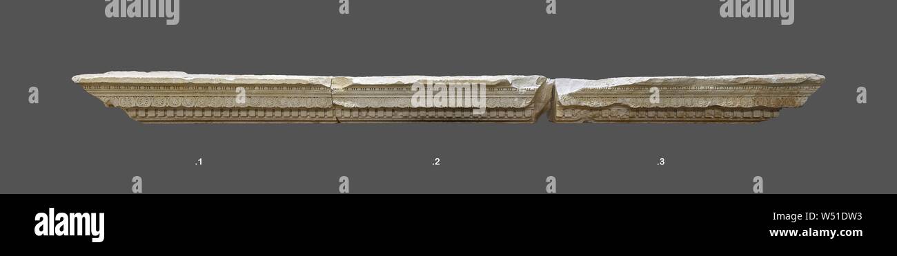 Drei Gesims Blöcke mit Verzierungen, Unbekannt, Rom, Italien, 25-1 v. Chr., italienischer Marmor Stockfoto