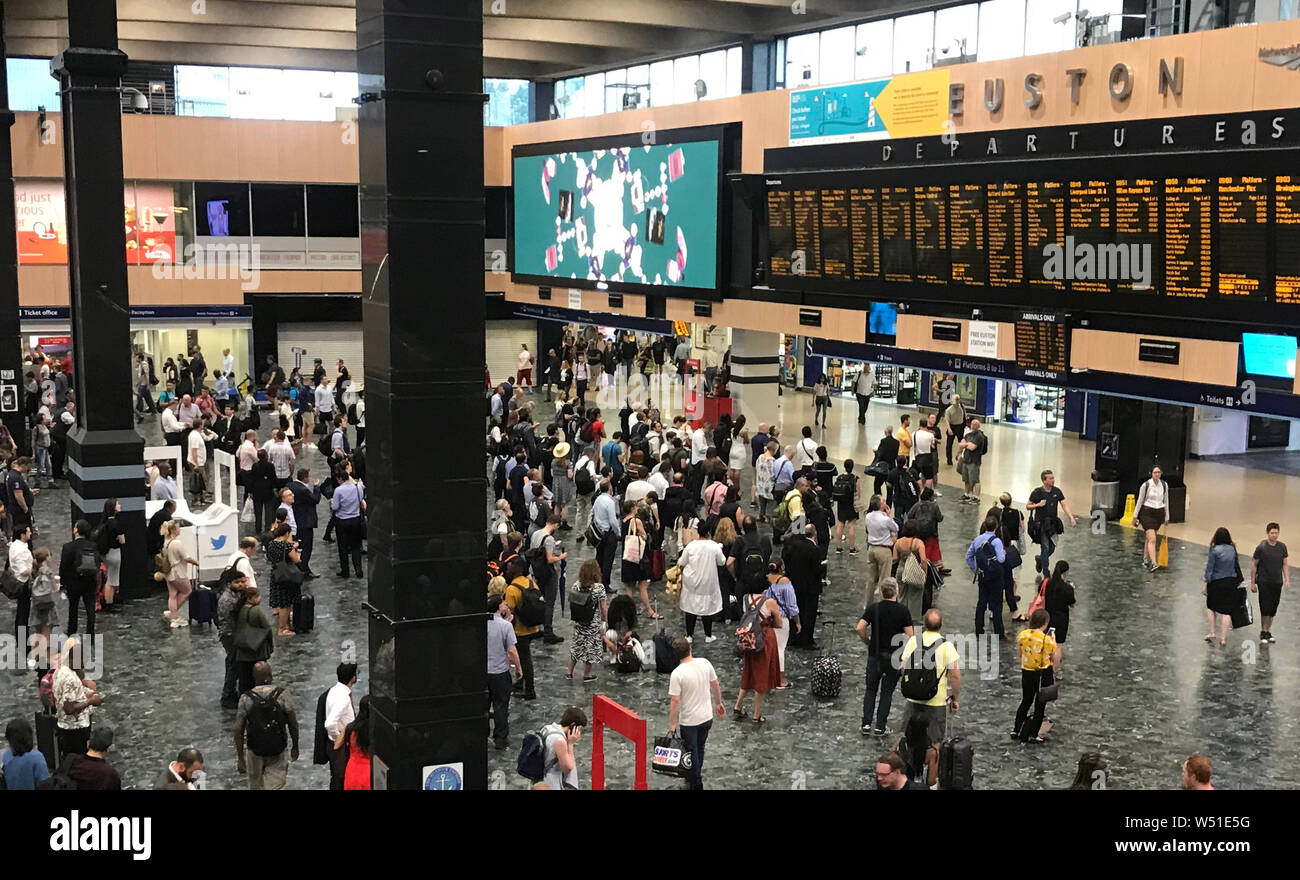 Einer belebten Euston Bahnhof in London, da morgen Bahn Pendler Gesicht Unterbrechung nach der extremen Hitze verursacht Chaos auf dem Schienennetz. Stockfoto