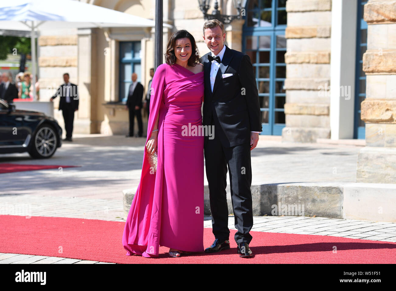 Bayreuth, Deutschland. 25. Juli, 2019. Dorothee Bär (CSU) mit Ehemann Oliver bei Ihrer Ankunft. Eröffnung der Bayreuther Richard Wagner Festival 2019. Roter Teppich am 25.07.2019. Grüner Hügel, | Verwendung der weltweiten Kredit: dpa/Alamy leben Nachrichten Stockfoto