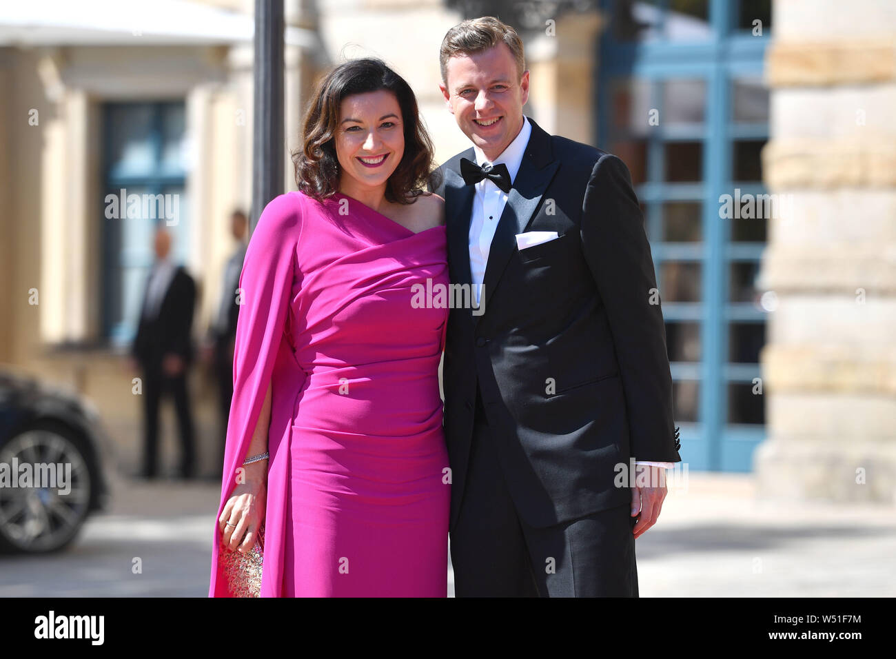 Bayreuth, Deutschland. 25. Juli, 2019. Dorothee Bär (CSU) mit Ehemann Oliver bei Ihrer Ankunft. Eröffnung der Bayreuther Richard Wagner Festival 2019. Roter Teppich am 25.07.2019. Grüner Hügel, | Verwendung der weltweiten Kredit: dpa/Alamy leben Nachrichten Stockfoto