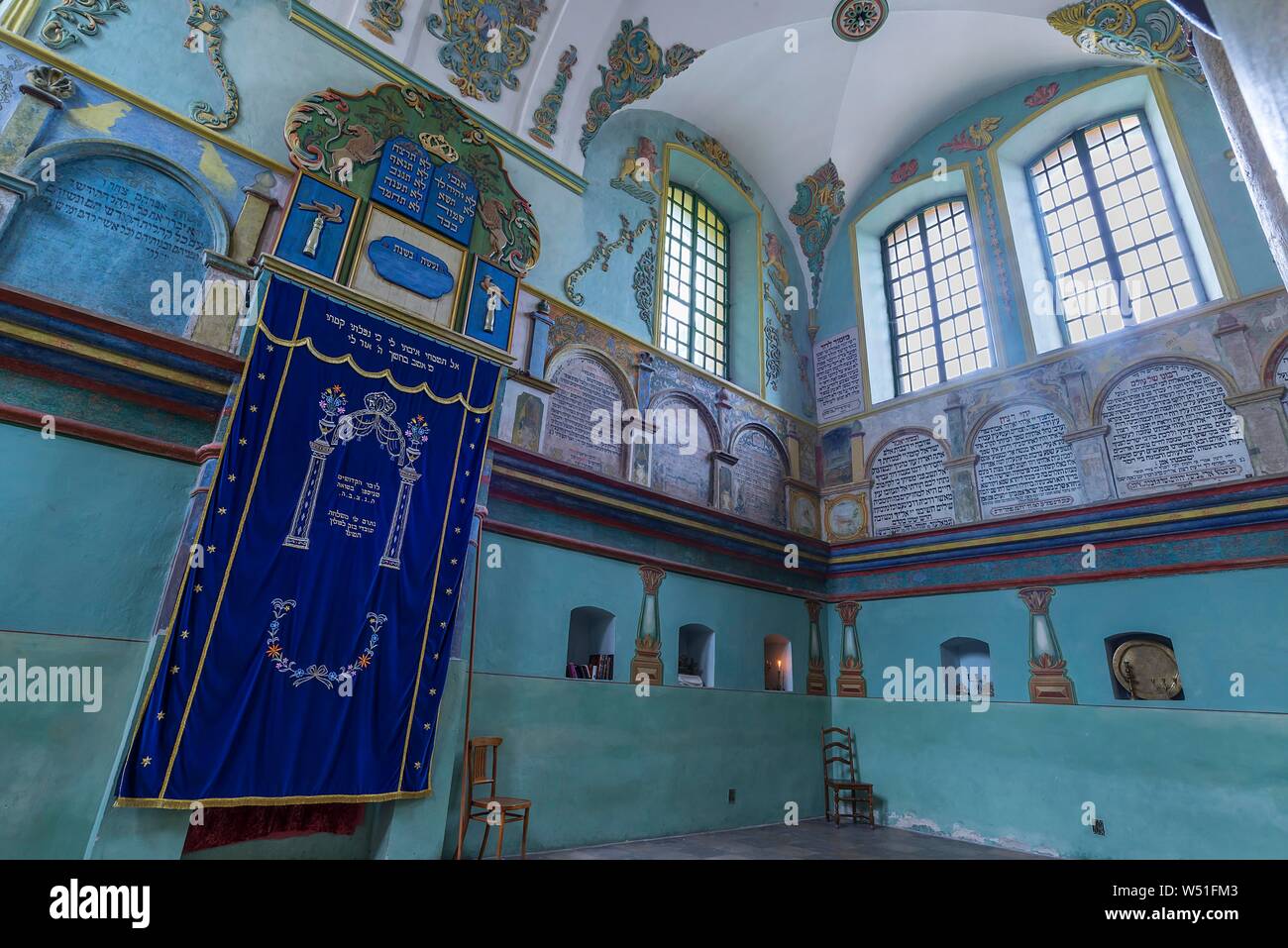 Eine Parochet, Vorhang vor dem Thoraschrein in das Innere der Synagoge entweiht in Lancut früher Landshut, Polen Stockfoto