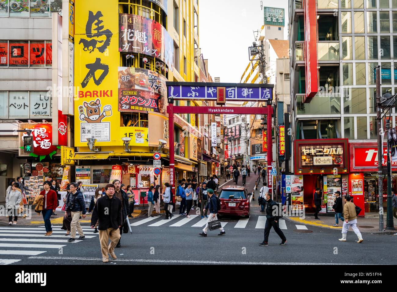 Straße mit vielen Einkaufszentren und Geschäfte, Shibuya, Udagawacho, Tokio, Japan Stockfoto