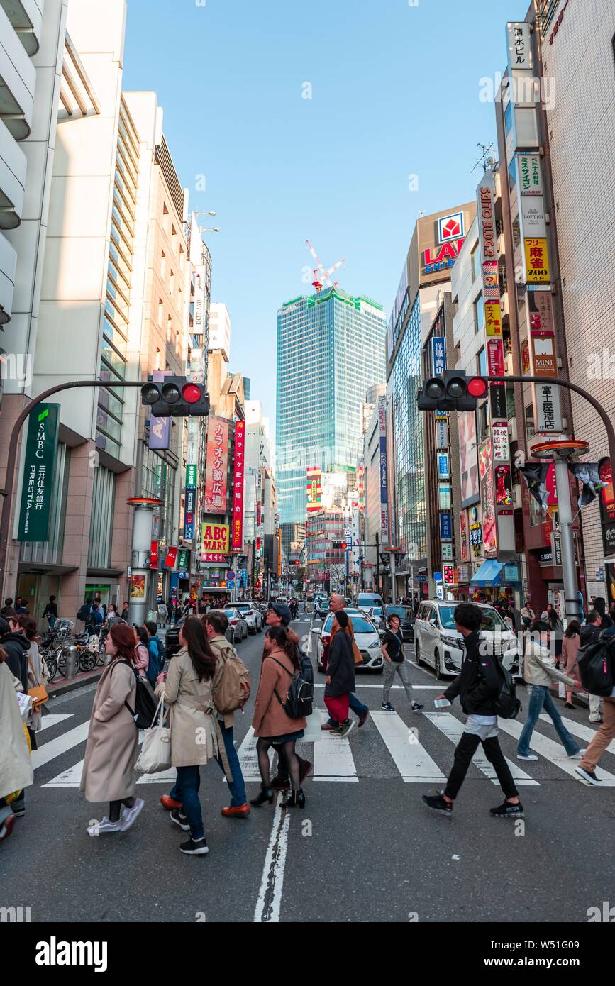 Eine befahrene Straße mit vielen Einkaufszentren und Geschäfte, Shibuya, Udagawacho, Tokio, Japan Stockfoto