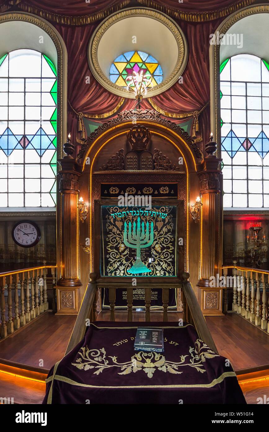 Eine Parochet, Vorhang vor dem Thoraschrein im Inneren des Tsori Gilod Synagoge, Lviv, Ukraine Stockfoto