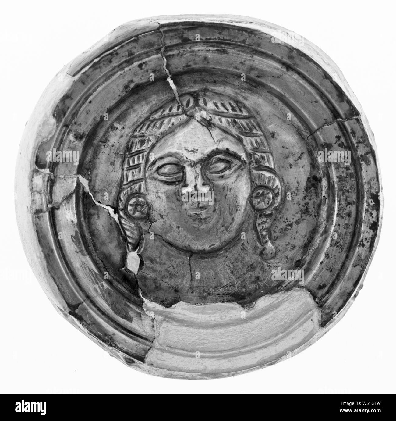 Medaillon aus einem Set von Kabelbaum griechischer Art, Unbekannt, nordwestlichen Iran, Iran, 2.Jahrhundert v. Chr., Silber, 5,8 cm (2 5/16 Zoll Stockfoto
