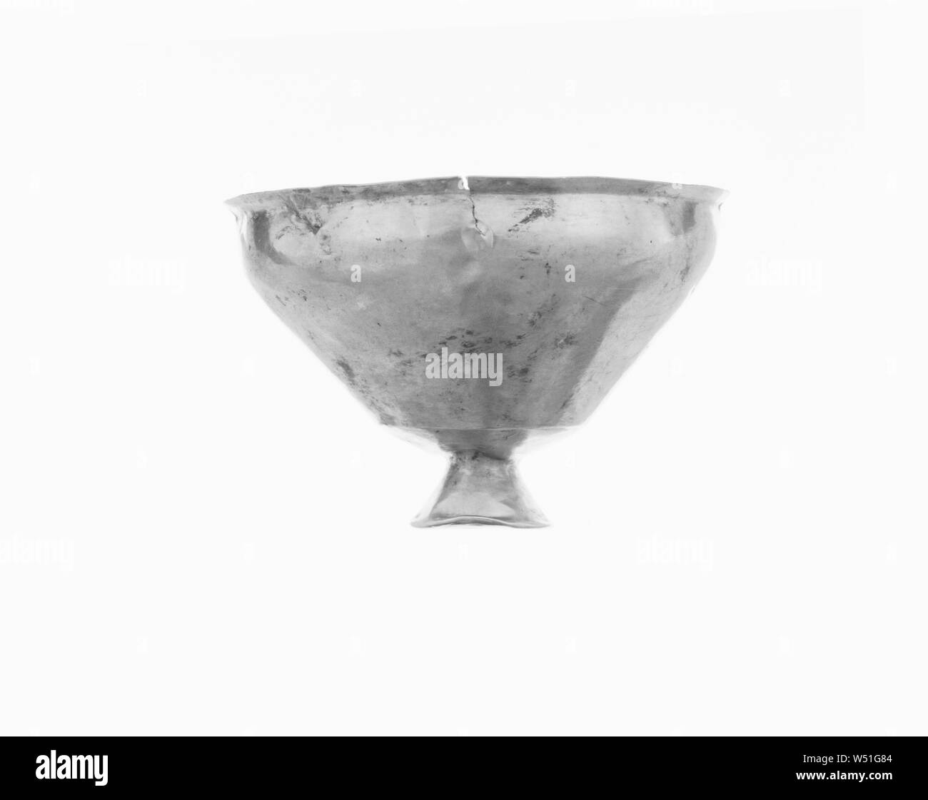 Schale auf Telefonstütze, Unbekannt, östlichen Hellenistischen Reiches, 2300 - 1800 v. Chr., Gold, 7,8 x 11,6 cm (3 1/16 x 4 9/16 Zoll Stockfoto