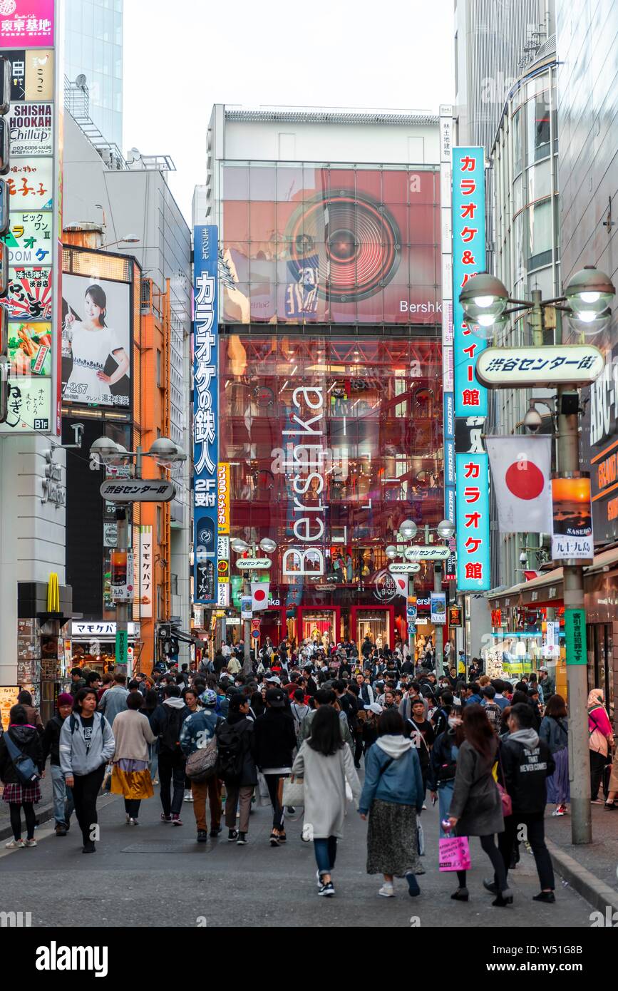 Eine befahrene Straße mit vielen Einkaufszentren und Geschäfte, Shibuya, Udagawacho, Tokio, Japan Stockfoto