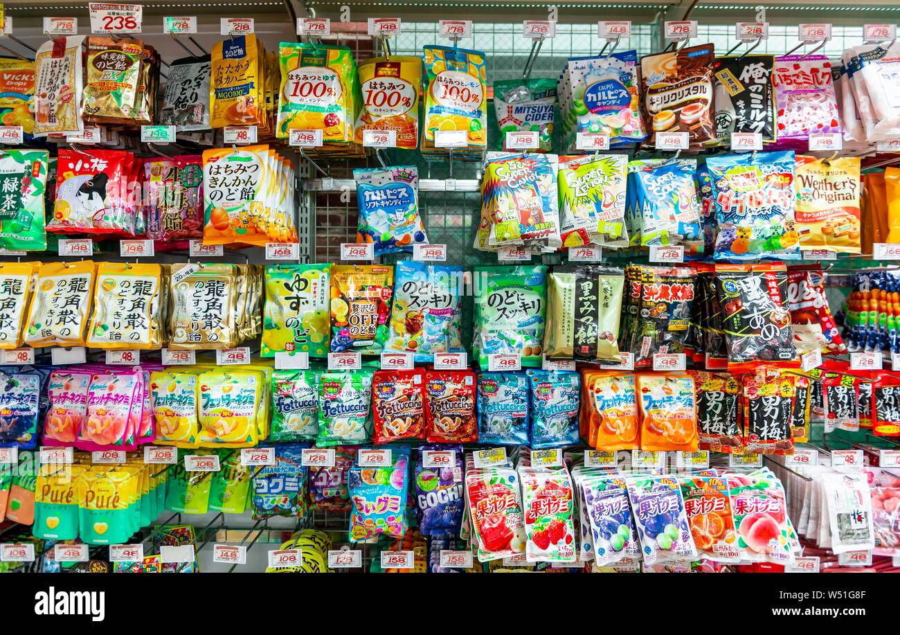 Japanische Süßigkeiten, Verpackung mit japanischen Schrift, Shibuya, Udagawacho, Tokio, Japan Stockfoto