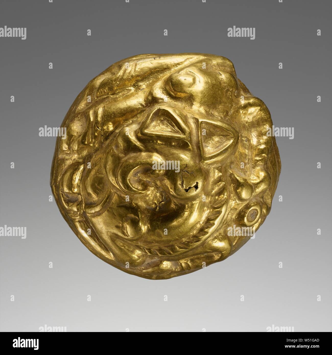 Taste mit Gewelltem Griffin (Kabelbaum Ornament), Unbekannt, Zentralasien, 100 v. Chr. - A.D. 50, Gold, 2,4 x 3 cm (15/16 x 1 3/16 in. Stockfoto