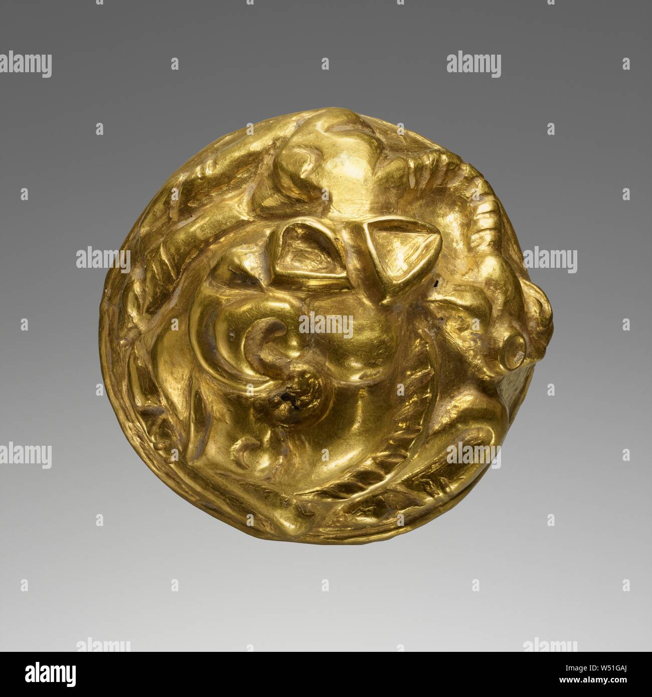 Taste mit Gewelltem Griffin (Kabelbaum Ornament), Unbekannt, Zentralasien, 100 v. Chr. - A.D. 50, Gold, 2,4 x 3 cm (15/16 x 1 3/16 in. Stockfoto