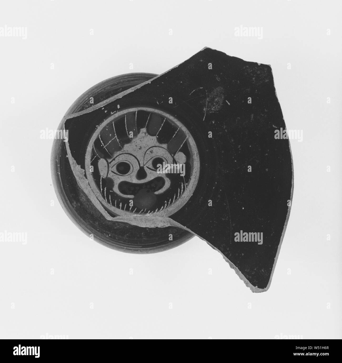 Dachgeschoss Black-Figure Cup Fragment, Unbekannt, Athen, Griechenland, ca. 510-500 v. Chr., Terrakotta, 3,5×6,9 cm (1 3/8 x 2 11/16 in Stockfoto