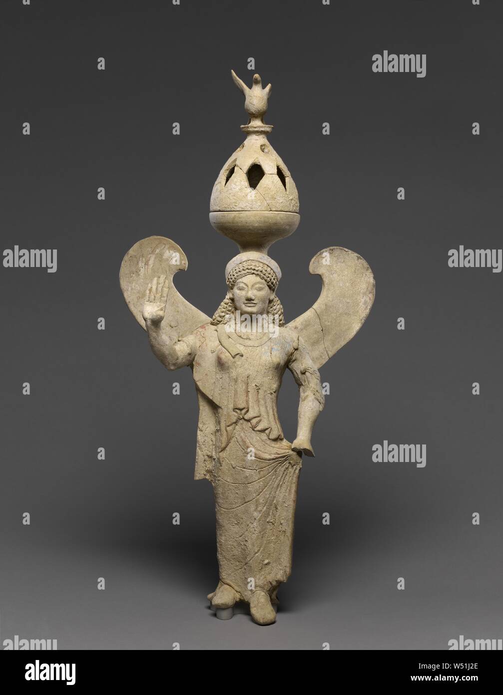 Thymiaterion unterstützt durch eine Statuette von Nike, Unbekannt, Sizilien, Italien, 500 - 475 v. Chr., Terrakotta mit weißen Slip und polychromie (Rot, Dunkelblau, Schwarz), 44,6 × 20,7 × 8,8 cm (17 9/16 x 8 1/8 x 3 7/16 in Stockfoto