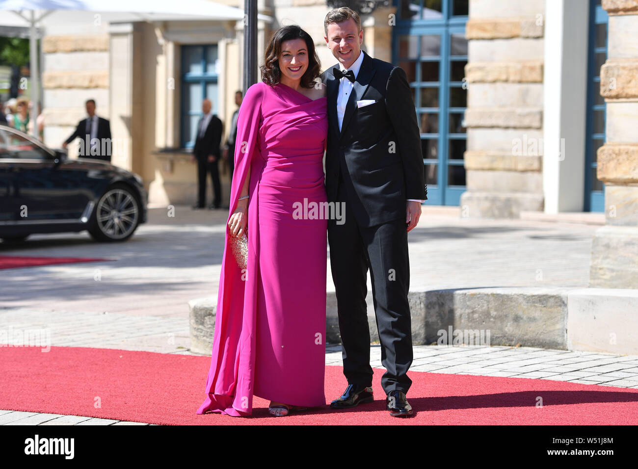 Dorothee Bär (CSU) mit Ehemann Oliver bei Ihrer Ankunft. Eröffnung der Bayreuther Richard Wagner Festival 2019. Roter Teppich am 25.07.2019. Grüner Hügel, | Verwendung weltweit Stockfoto