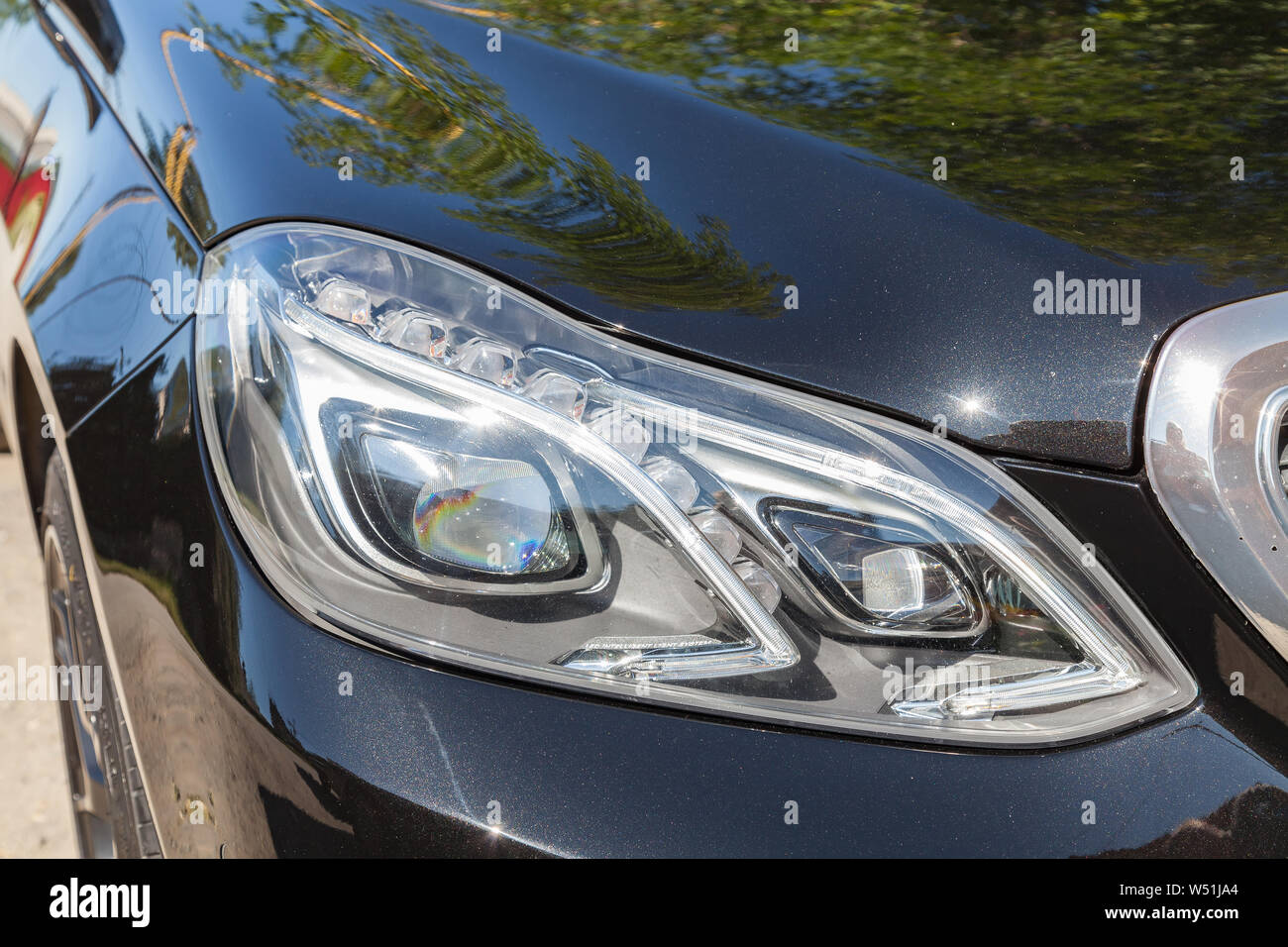 Nowosibirsk, Russland - 20.07.2019: Schwarze Mercedes Benz E-Klasse E 350  2013 Jahr Front-LED-Scheinwerfer mit dunkel grau Innen in ausgezeichnetem  Zustand i Stockfotografie - Alamy