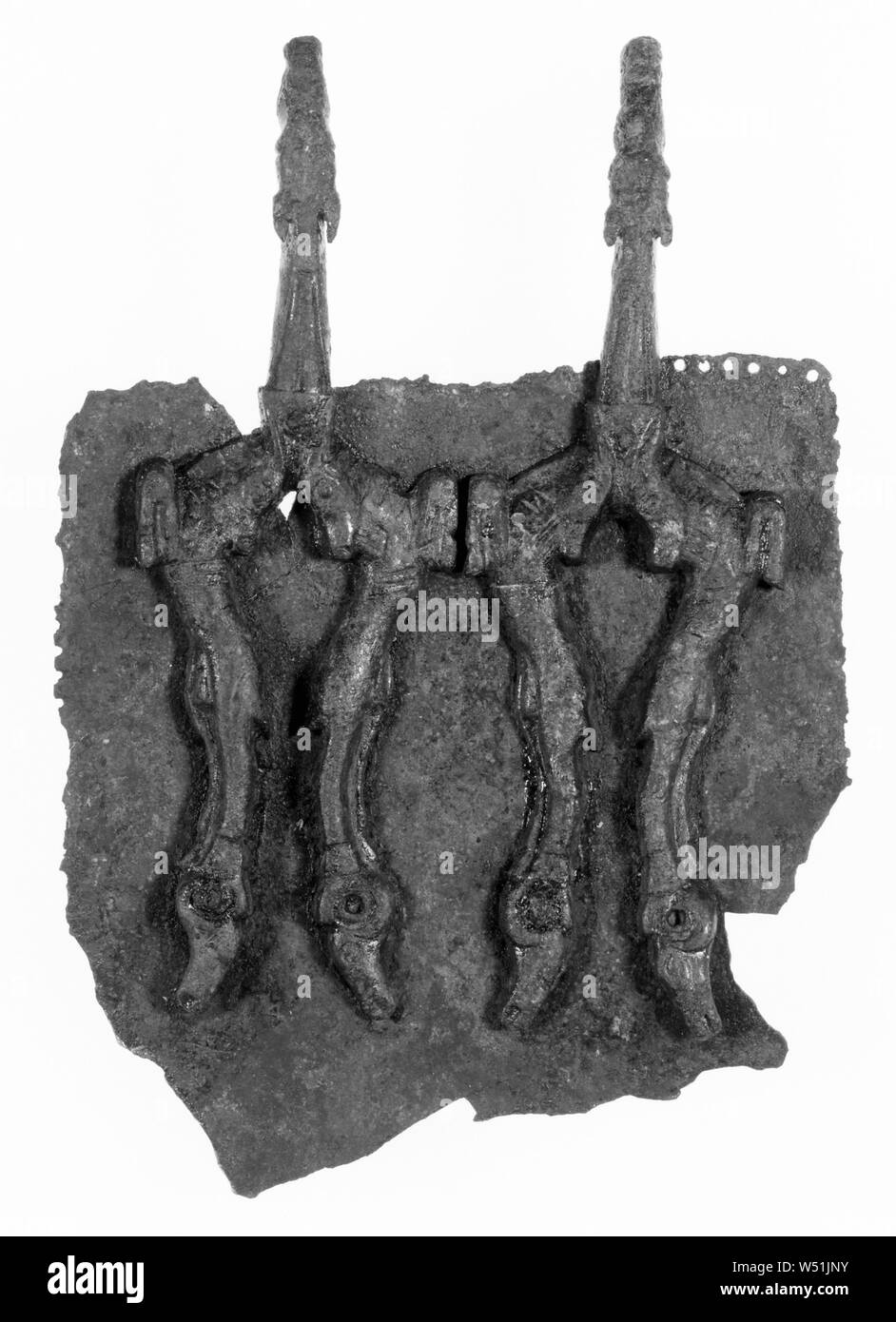 Riemen Schließung Fragment, Unbekannt, Apulien, Süditalien, 5. bis 4. Jahrhundert v. Chr., Bronze, 14,2 cm (5 9/16 Zoll Stockfoto
