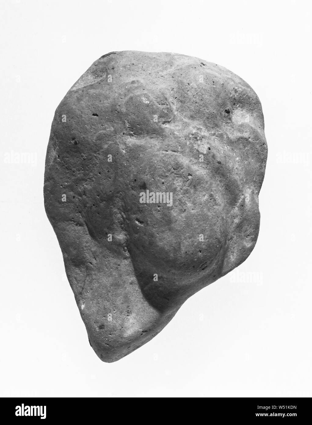 Weiblicher Kopf, Unbekannt, Süditalien, 4. Jahrhundert v. Chr., Terrakotta, 4,2 cm (1 5/8 in Stockfoto