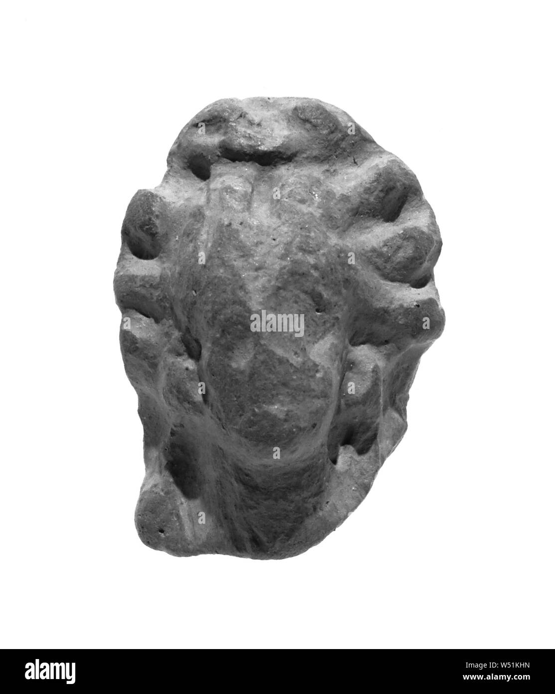 Weiblicher Kopf, Unbekannt, Süditalien, 4. Jahrhundert v. Chr., Terrakotta, 3,7 cm (1 7/16 Stockfoto
