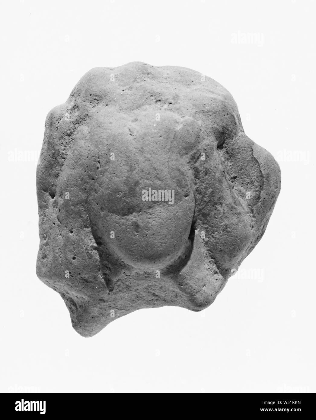 Weiblicher Kopf, Unbekannt, Süditalien, 4. Jahrhundert v. Chr., Terrakotta, 3,5 cm (1 3/8 in Stockfoto