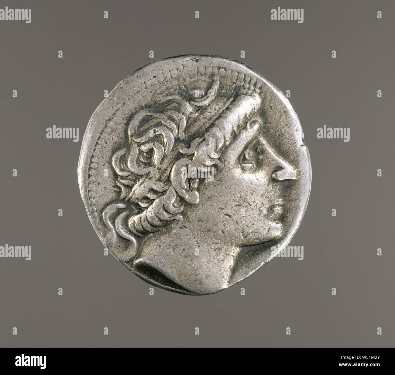 Apollo auf ein Omphalos, Unbekannt, seleukia am Tigris, Irak Sitzen, etwa 281 - 261 v. Chr., Silber, 2,5 cm (1 in. Stockfoto