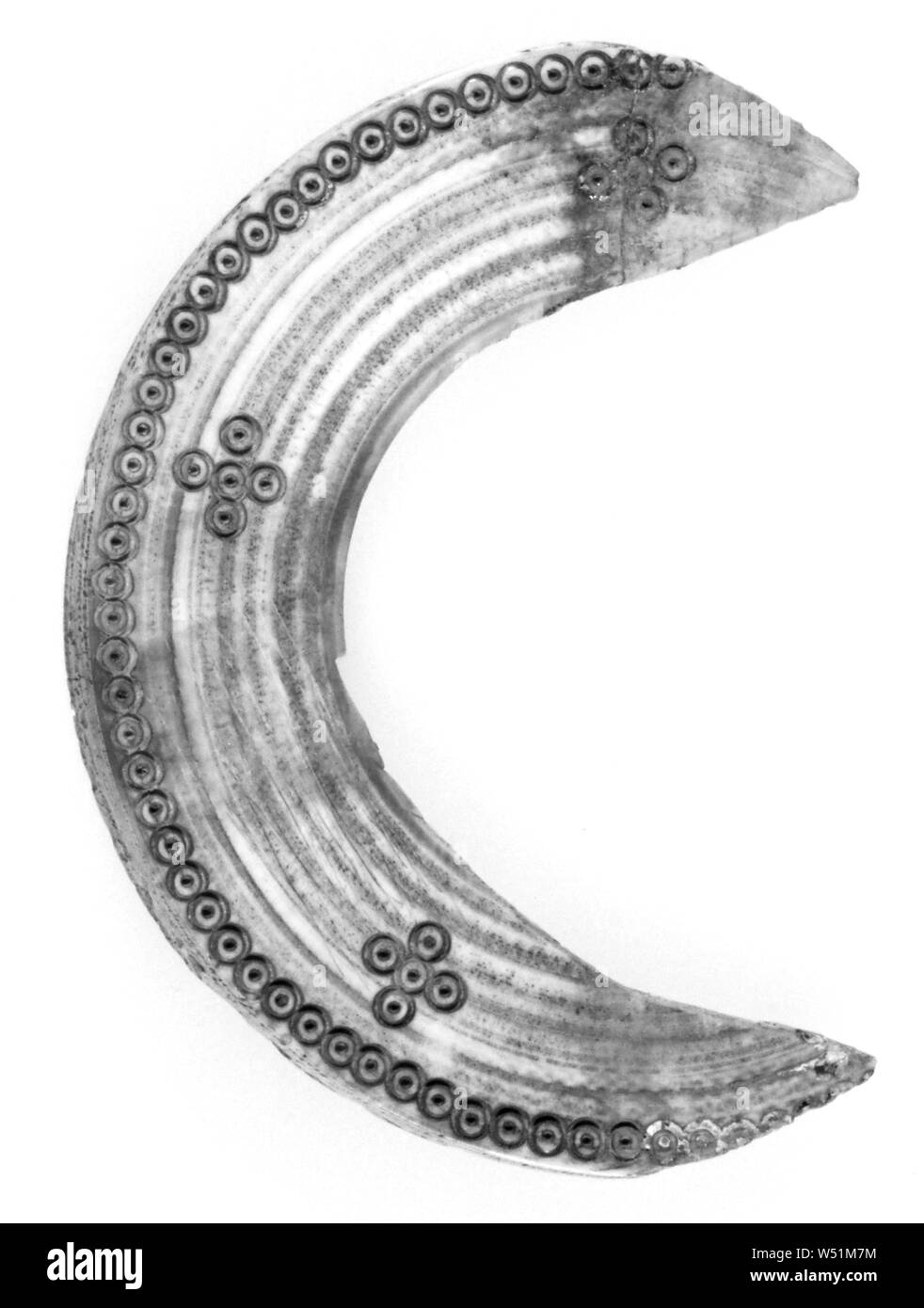 Crescent-Shaped eingravierte Ornament, Unbekannt, Ägypten, 4. Jahrhundert, Knochen, 10 cm (3 15/16 in Stockfoto