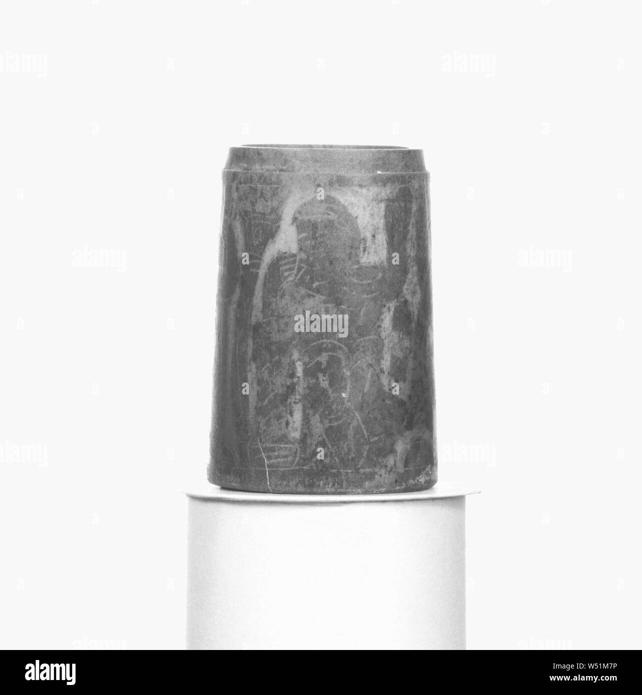 Zylindrischer Behälter, Unbekannt, Ägypten, 4. Jahrhundert, Knochen, 6,2 cm (2 7/16 Stockfoto
