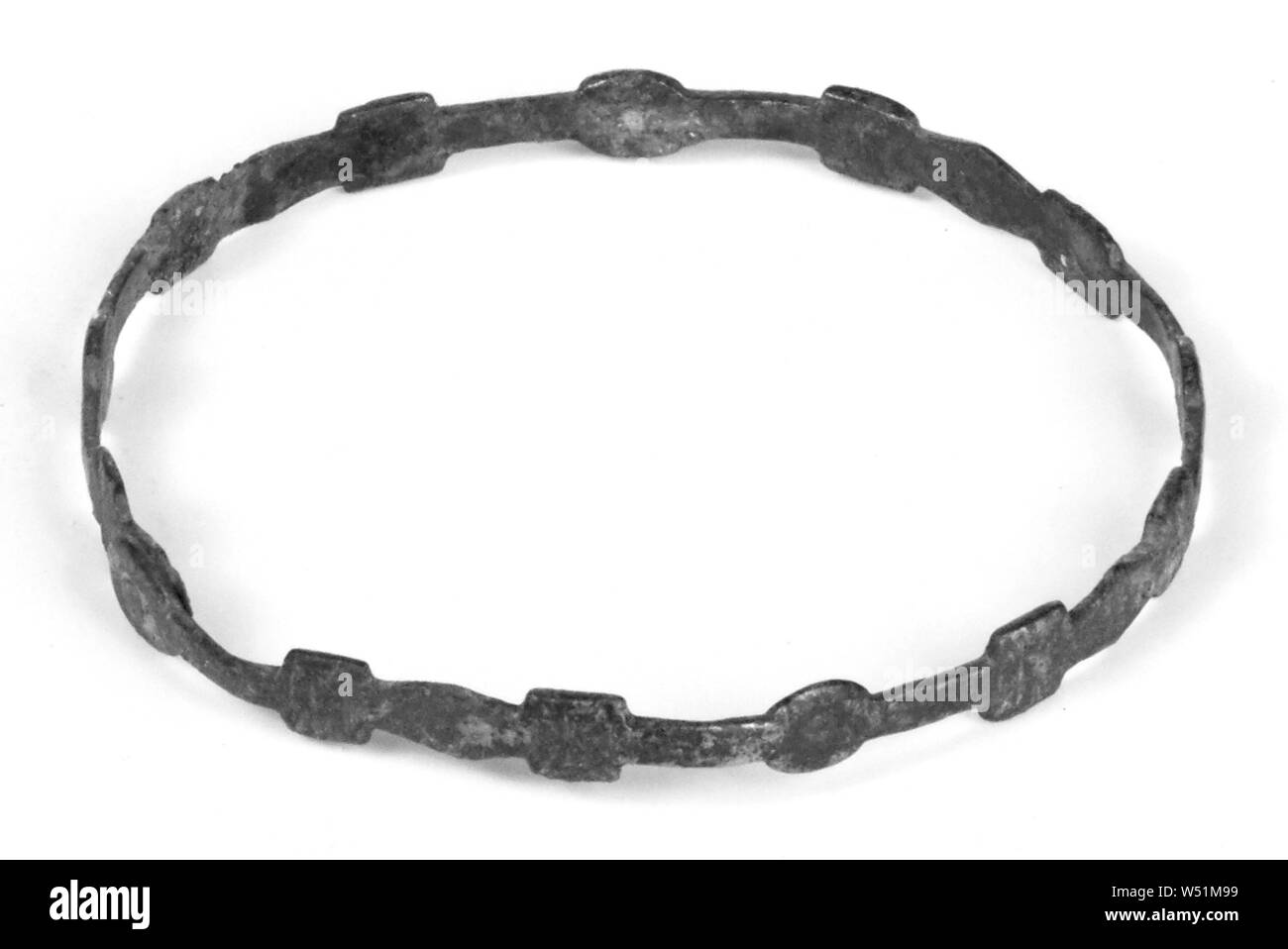 Armband mit Roundels und quadratischen Elemente, Unbekannt, Ägypten, 4. Jahrhundert, Silber, 7,5 cm (2 15/16 in Stockfoto