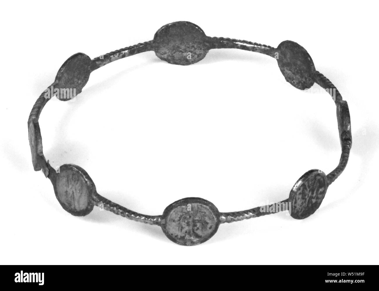 Armband mit Gravur Roundels, Unbekannt, Ägypten, 4. Jahrhundert, Silber, 7,2 cm (2 13/16-in Stockfoto