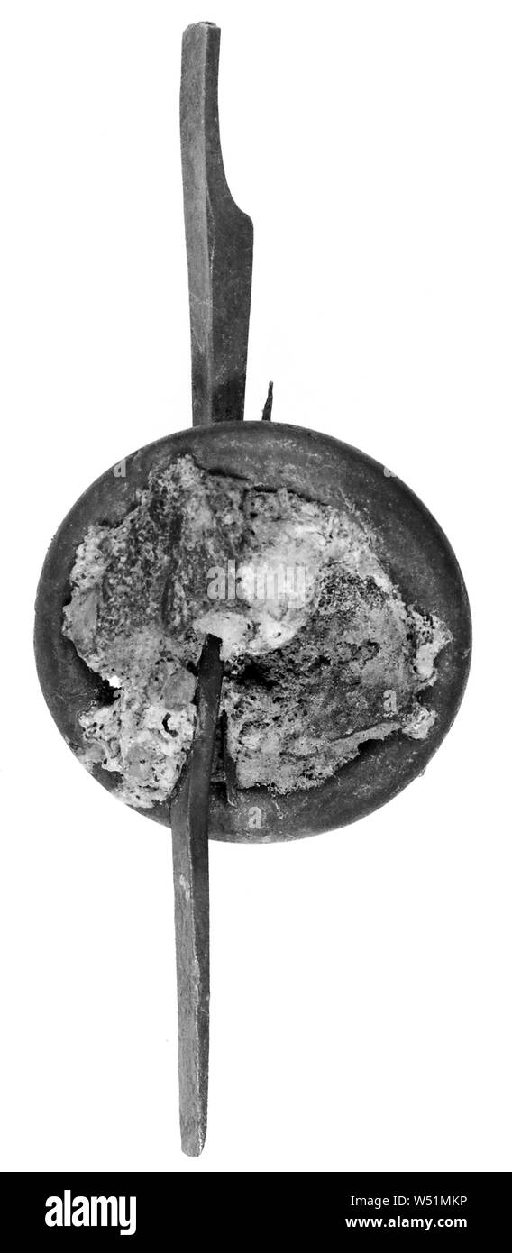 Ring mit Streifen läuft durch die Mitte, Unbekannt, Pompeji, Italien, 1. Jahrhundert n. Chr., Bronze, 3 × 7,8 cm (1 3/16 x 3 1/16 Zoll Stockfoto